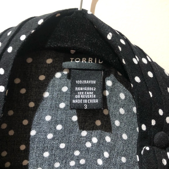 2/$25 💜 Torrid - POLKA DOT PRINT CHIFFON CUTOUT SURPLICE BLOUSE - size 2/3 - Picture 4 of 4
